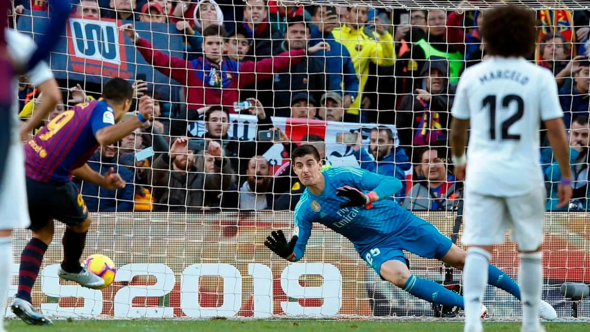 El delantero uruguayo del FC Barcelona Luis Suárez marca su gol de penalti, ante el portero del Real Madrid