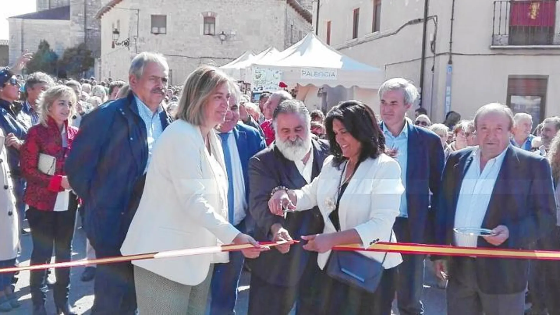 La presidenta de la Diputación de Palencia, Ángeles Armisén, inaugura la Feria de la Cebolla en compañía de la alcaldesa Sara Esteban de los Mozos, y del periodista Javier Pérez de Andrés