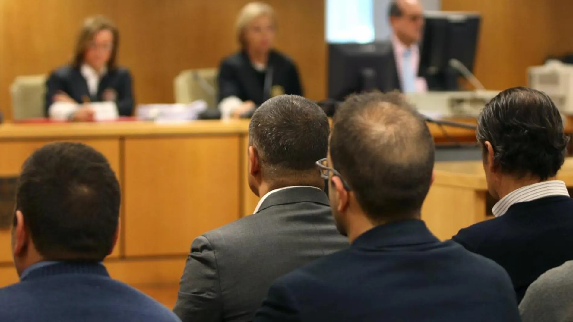 Los quince procesados por la tragedia del Madrid Arena, con el empresario Miguel Ángel Flores a la cabeza (2i) durante el juicio (Agosto 2019)