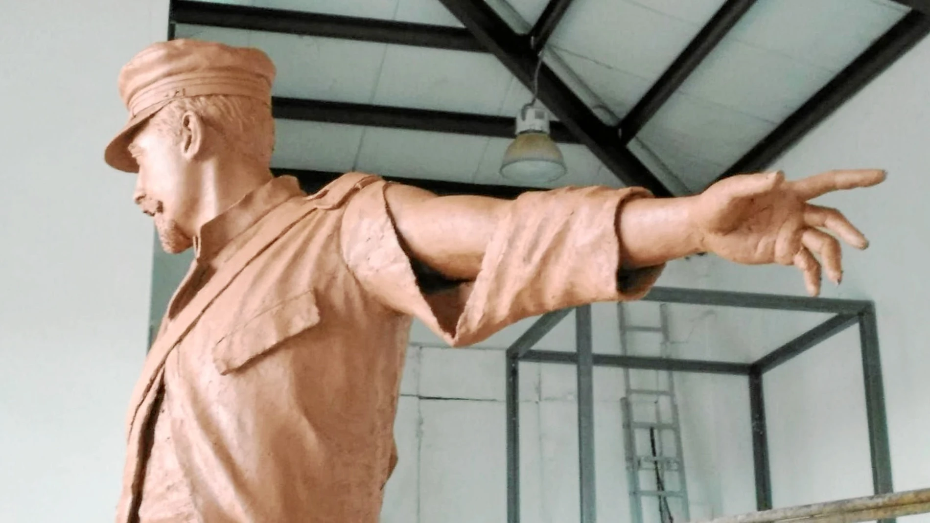 Imagen tomada en el taller del escultor Salvador Amaya, autor de la estatua con la que se quiere homenajear a los Últimos de Filipinas
