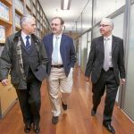 El consejero de Educación, Fernando Rey, en Ávila. junto a Francisco José Sánchez Gómez y Santiago Rodríguez