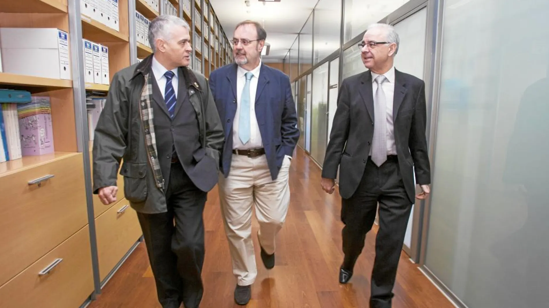 El consejero de Educación, Fernando Rey, en Ávila. junto a Francisco José Sánchez Gómez y Santiago Rodríguez