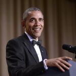 Barack Obama sonríe durante su intervención en la cena de corresponsales extranjeros celebrada ayer en Washington.