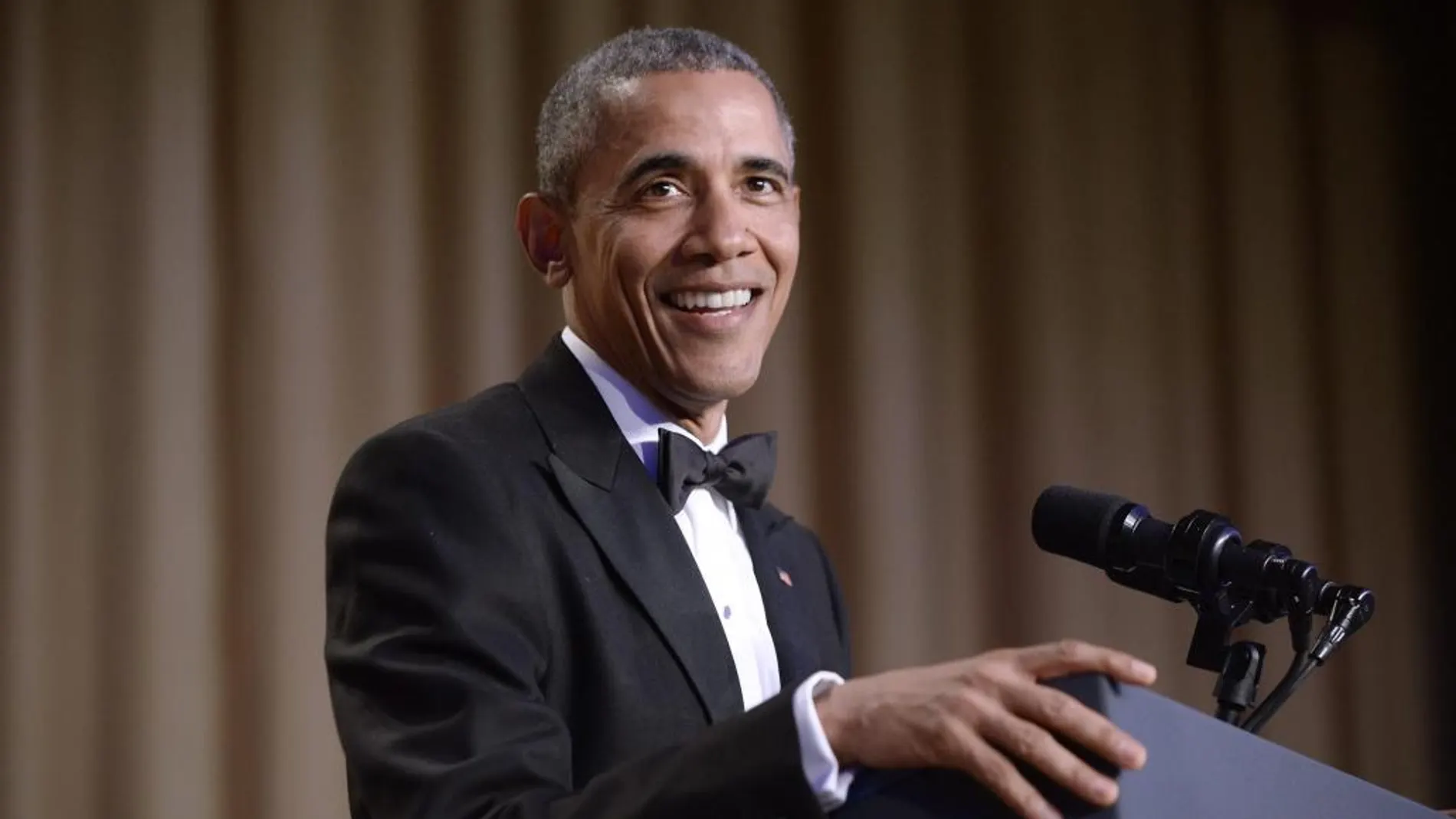 Barack Obama sonríe durante su intervención en la cena de corresponsales extranjeros celebrada ayer en Washington.