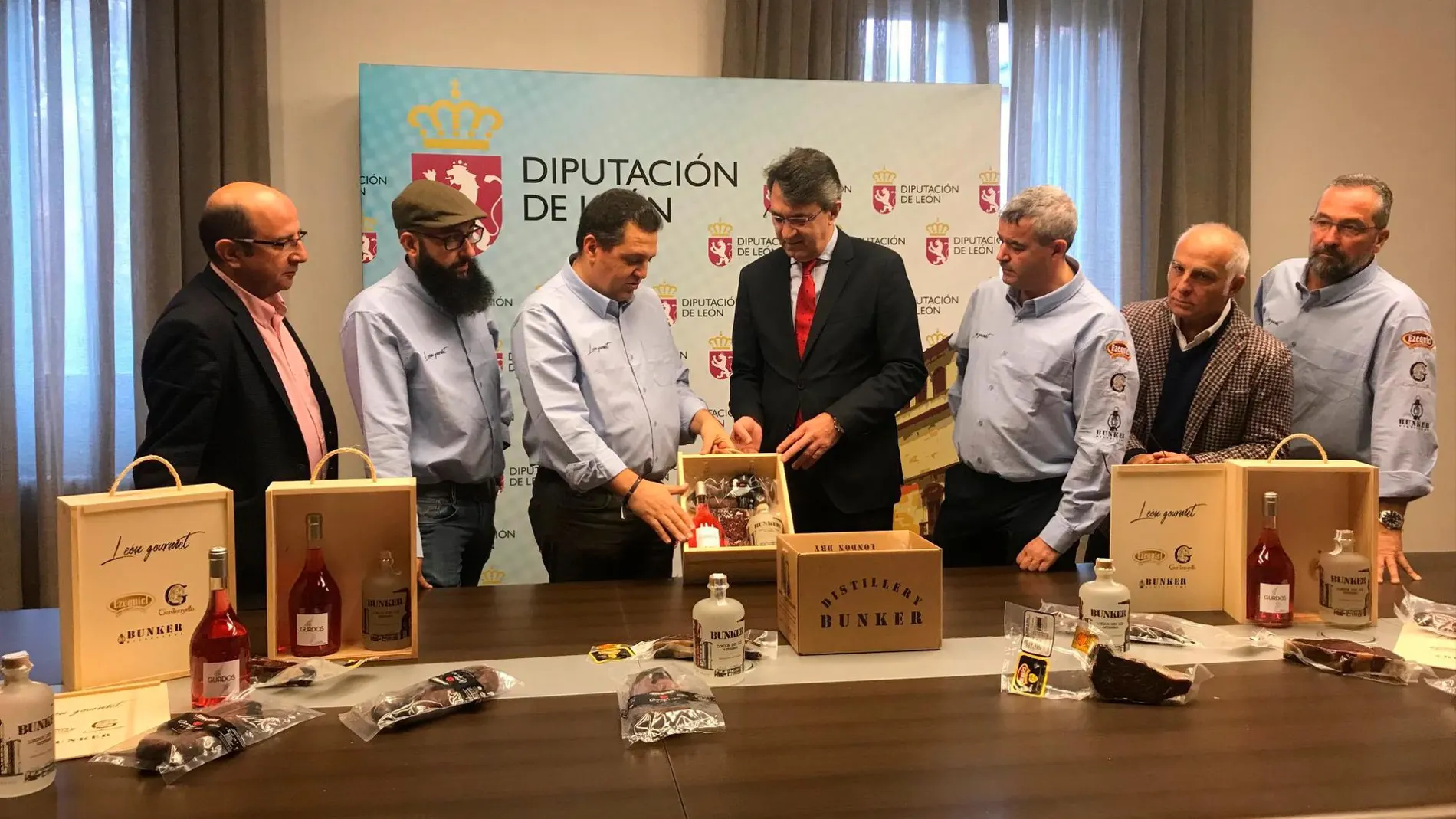 El presidente de la Diputación de León, Juan Martínez Majo, junto con los promotores de la iniciativa «Gourmet León»