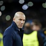 Zidane en el banquillo en el encuentro frente al Nápoles