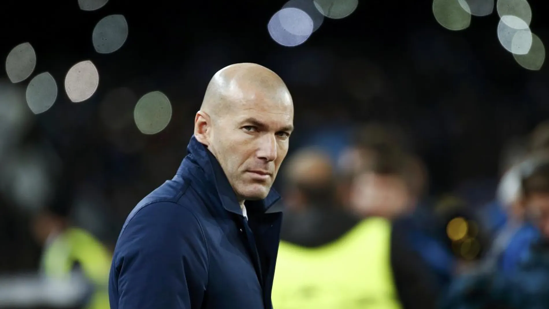 Zidane en el banquillo en el encuentro frente al Nápoles