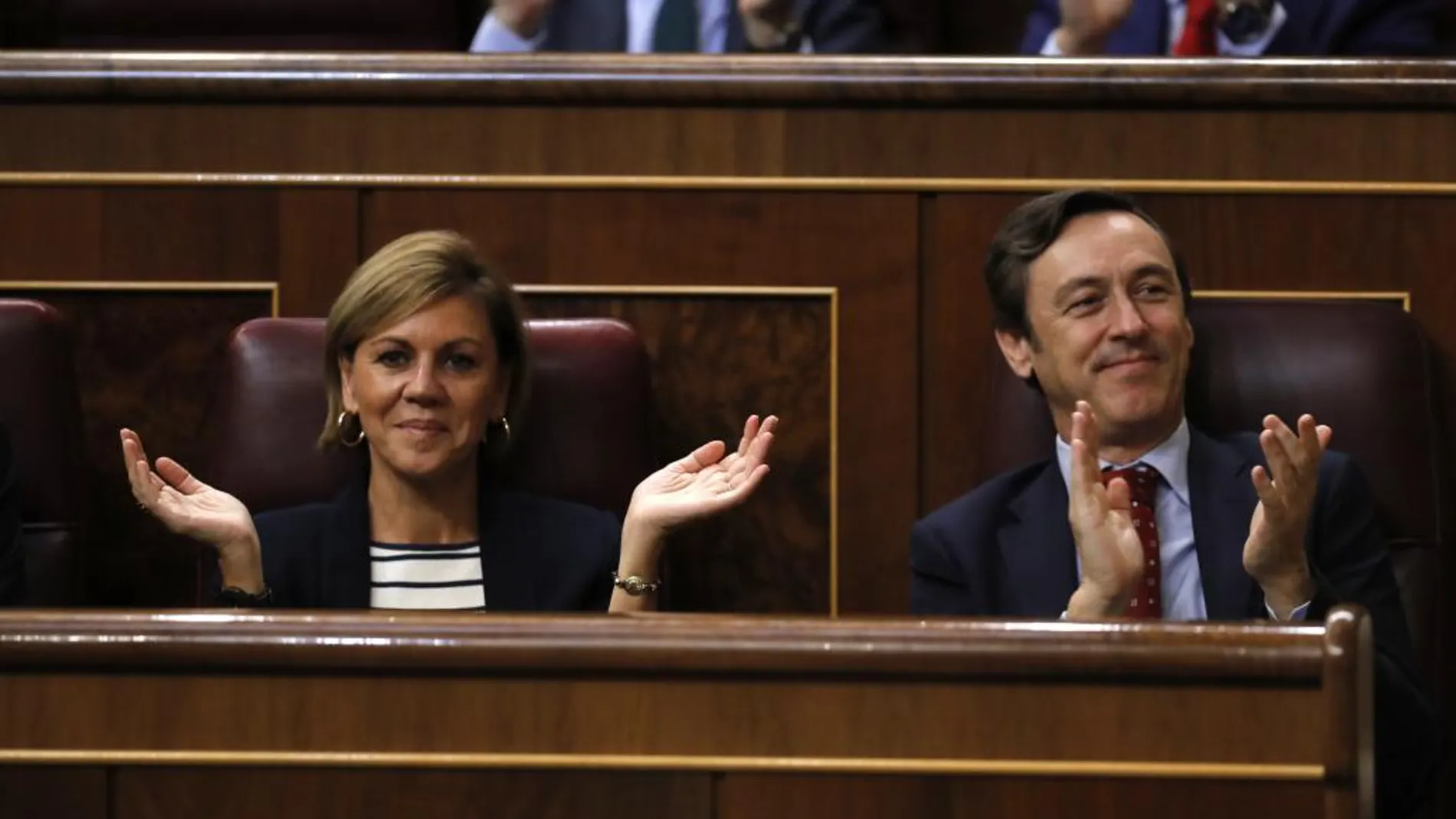 La secretaria general del PP, María Dolores de Cospedal (i), y el portavoz parlamentario popular, Rafael Hernando (d)