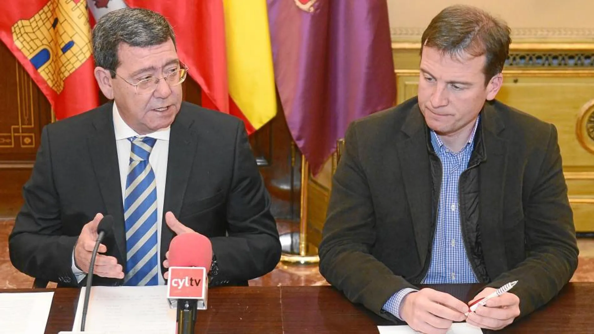 El presidente de la Diputación de Burgos, César Rico, comparece junto al diputado Borja Suárez ante la prensa, para hacer balance de la actividad de la institución durante el pasado año