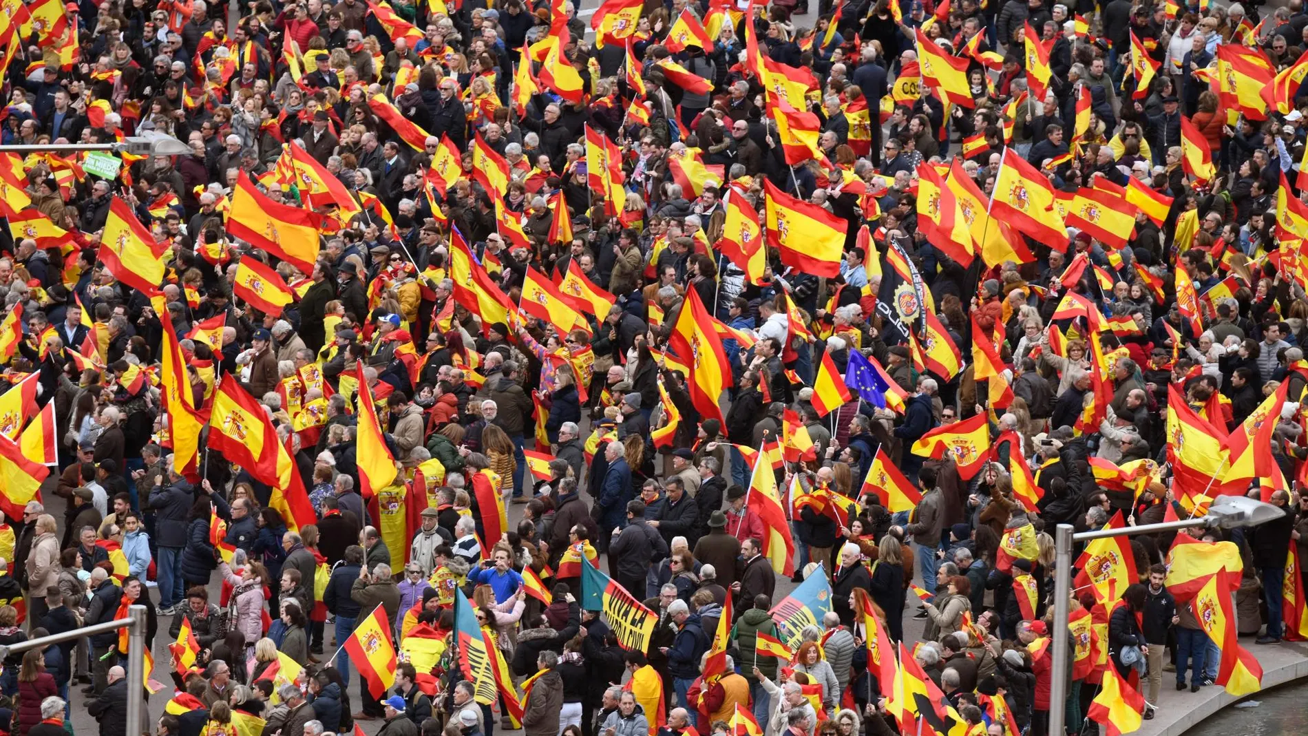Concentración convocada por PP, Ciudadanos y VOX este domingo en la plaza de Colón de Madrid, en protesta por el diálogo de Pedro Sánchez con los independentistas catalanes y en demanda de elecciones generales./Efe
