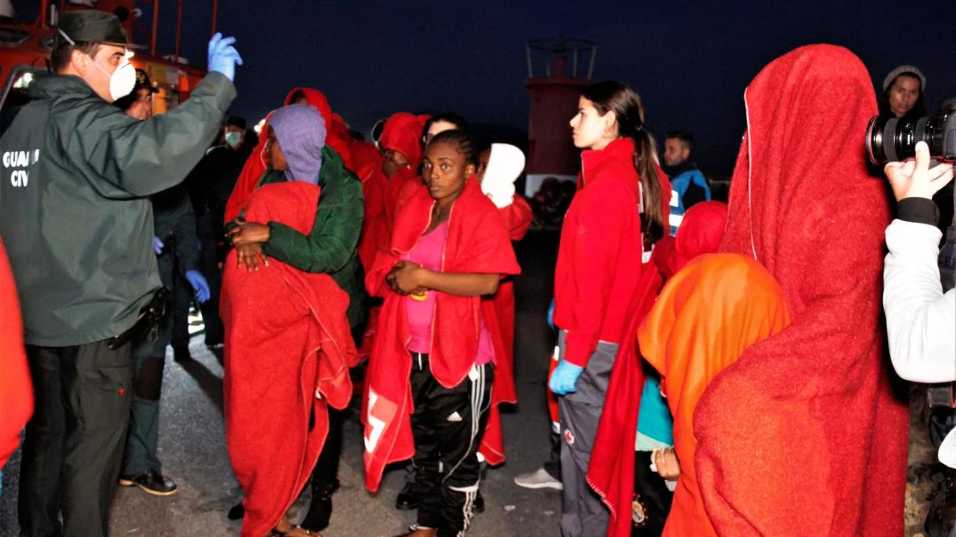 Llegada ayer de inmigrantes al Puerto de Motril / Foto: Efe