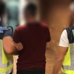 El arrestado se enfrenta en Reino Unido a una pena de cadena perpetua.
