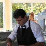 Rafael Sánchez trabajando en el chiringuito