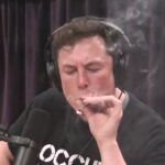 Elon Musk fumando marihuana durante el programa de Joe Rogan