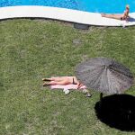 No es necesario tumbarse al sol para obtener beneficios. El paseo corto, con brazos y piernas al aire, es suficiente