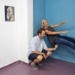 Dos personas prueban una de las instalaciones del l Museo de la Imaginación / Efe
