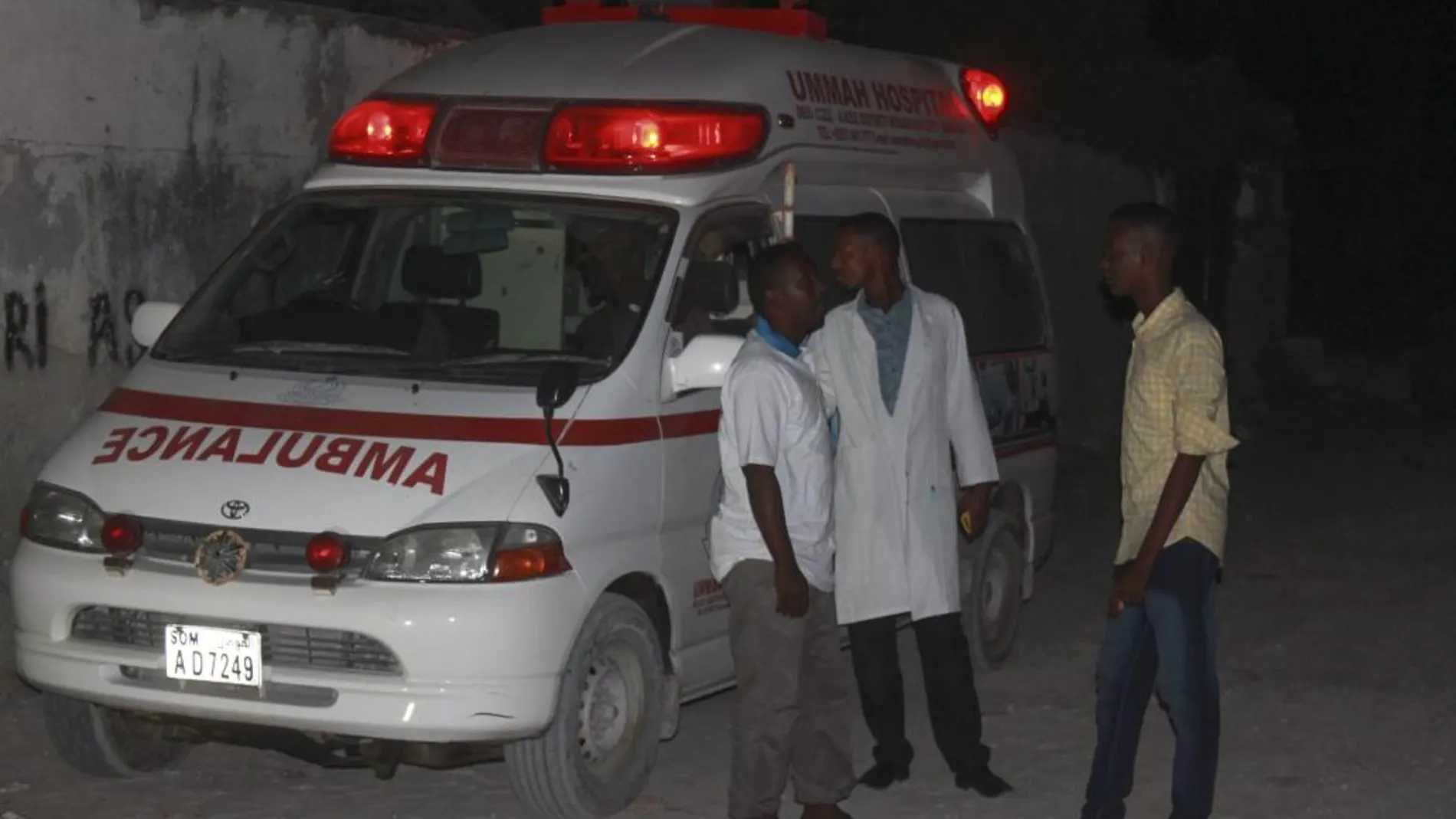 Médicos permanecen en el lugar donde fue perpetrado un atentado en Mogadiscio, Somalia
