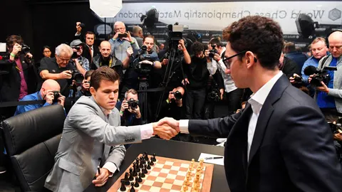 Fabio Caruana, favorito en el Torneo de Candidatos, saluda al noruego Carlsen