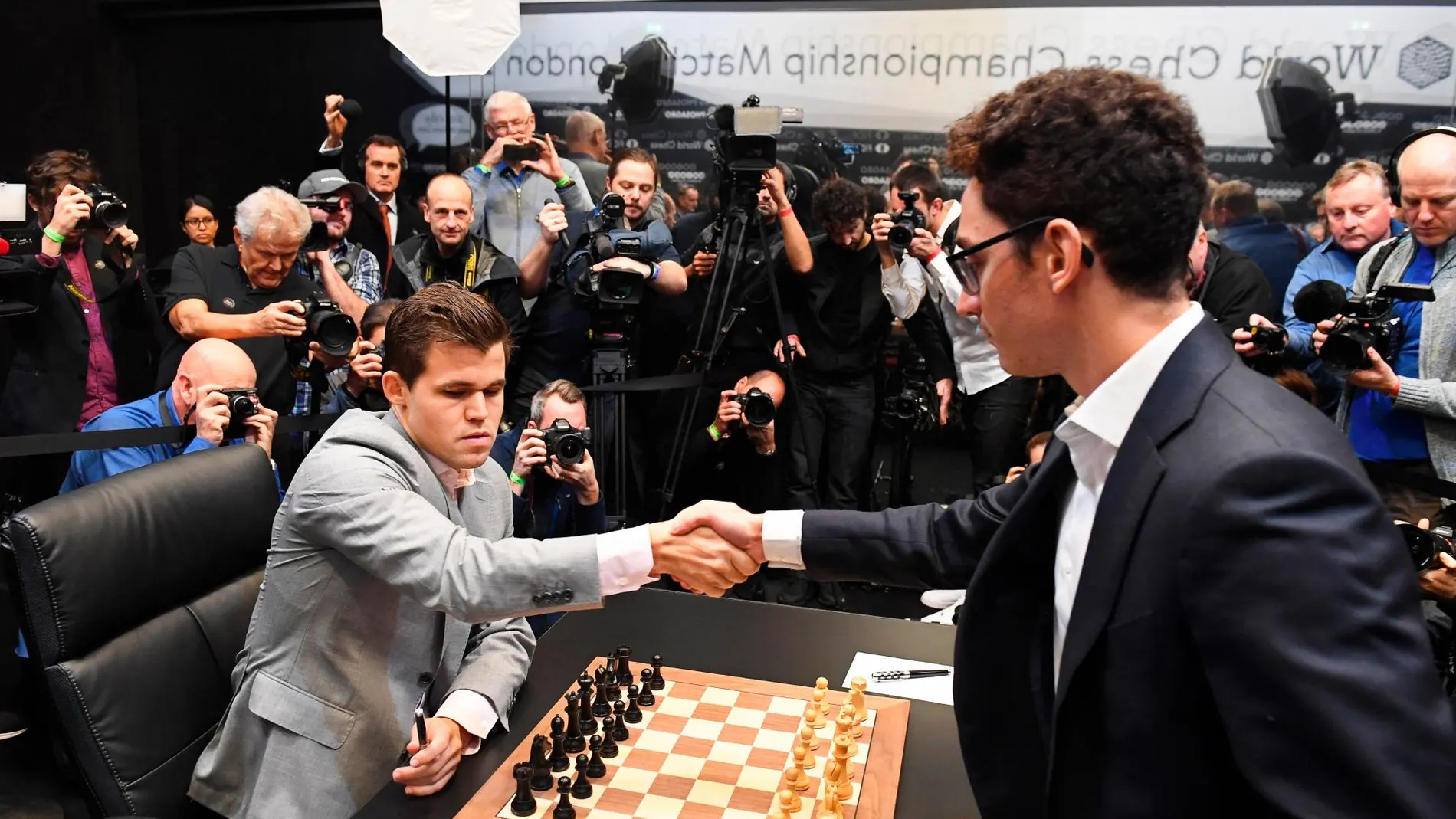 Fabio Caruana, favorito en el Torneo de Candidatos, saluda al noruego Carlsen