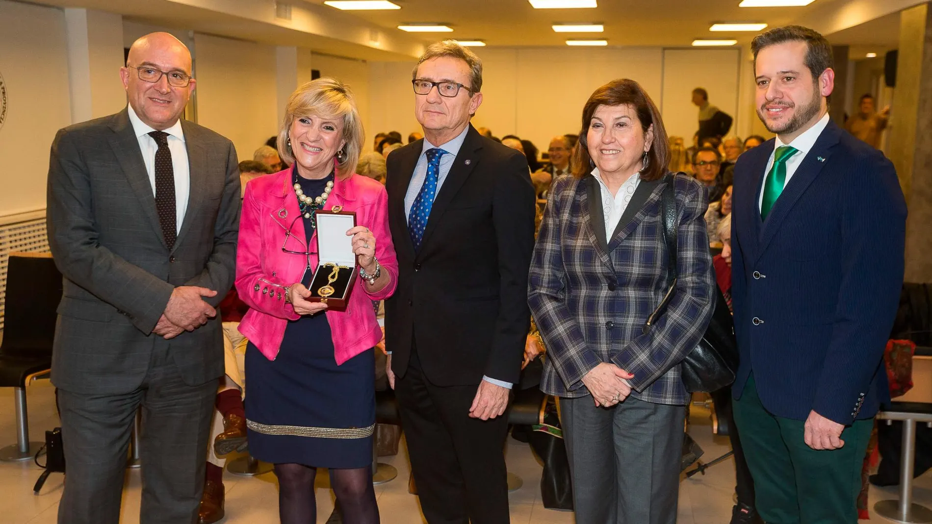 La mejor médico de familia del mundo, Verónica Casado, muestra orgullosa la Medalla de Honor junto a Jesús Julio Carnero, José Luis Almudi, María Victoria Seco y Raúl de la Cruz