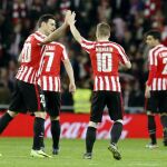 Los jugadores del Athletic de Bilbao, Iker Muniain y Aritz Aduriz, celebran el primer gol del equipo bilbaino
