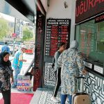 Ciudadanos turcos cambian sus divisas por la depreciación de la lira