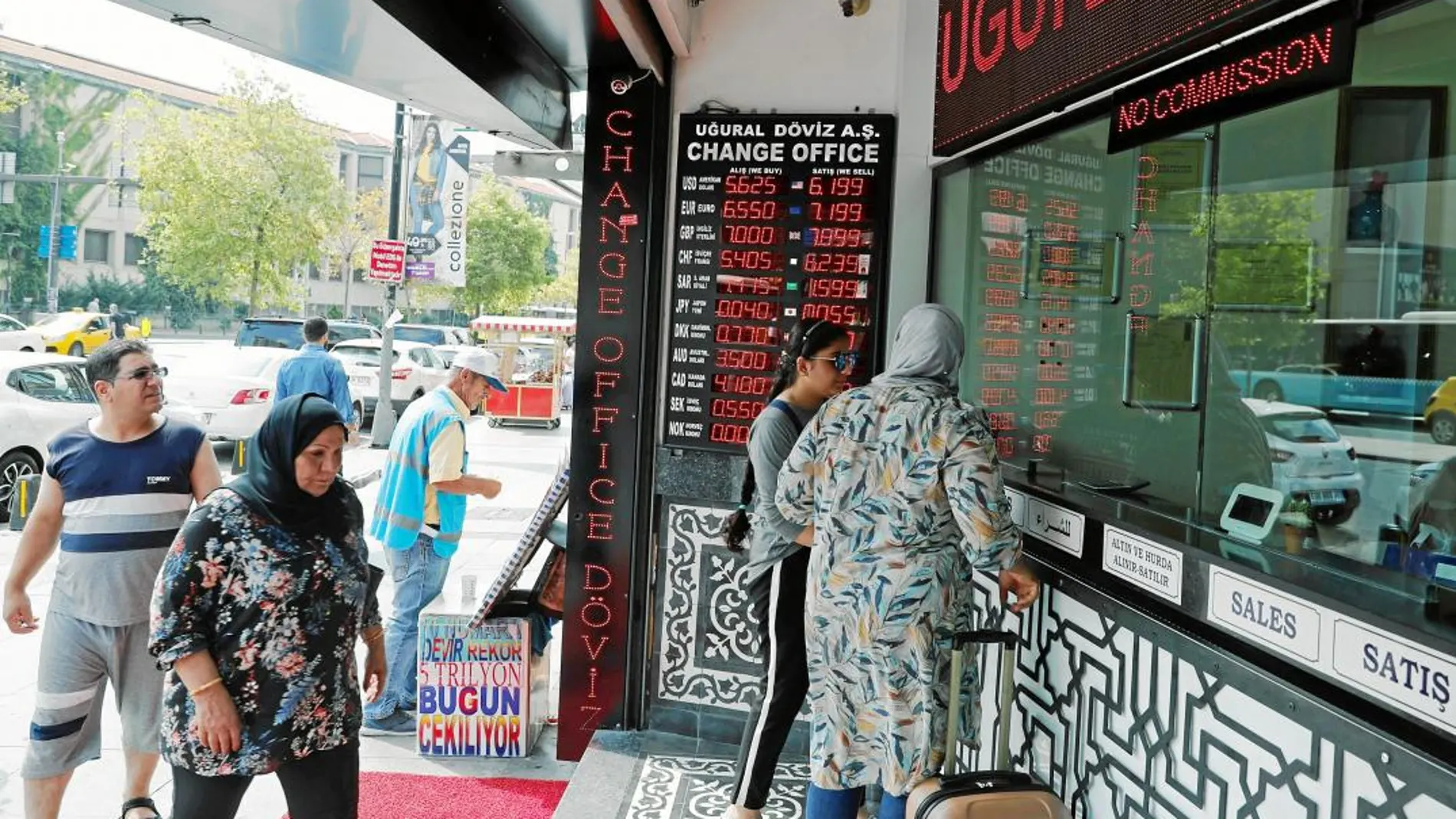 Ciudadanos turcos cambian sus divisas por la depreciación de la lira