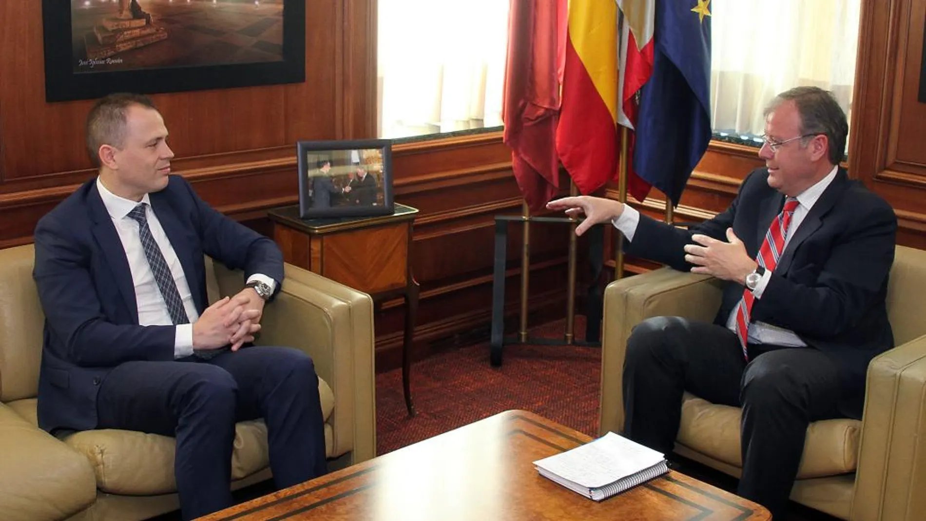 El alcalde Antonio Silván, durante una reciente reunión con el director del Incibe, Alberto Hernández