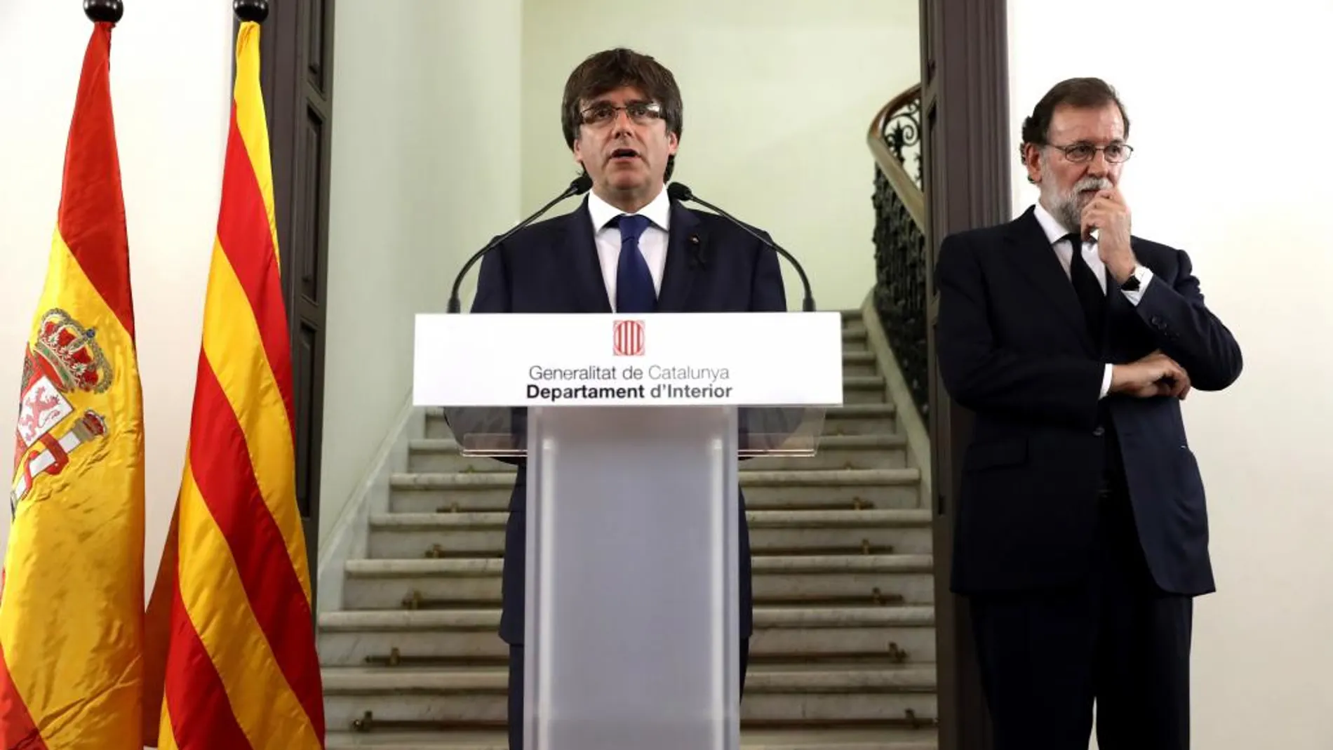 El presidente de la Generalitat de Cataluña, Carles Puigdemont, y el presidente del Gobierno, Mariano Rajoy.