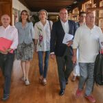 El presidente de la Diputación de Valladolid, Jesús Julio Carnero, llega a la firma del acuerdo junto a Nuria González y Faustino Temprano, de UGT; Gonzalo Franco y Vicente Andrés, de CCOO; y Ángela de Miguel, de la CVE