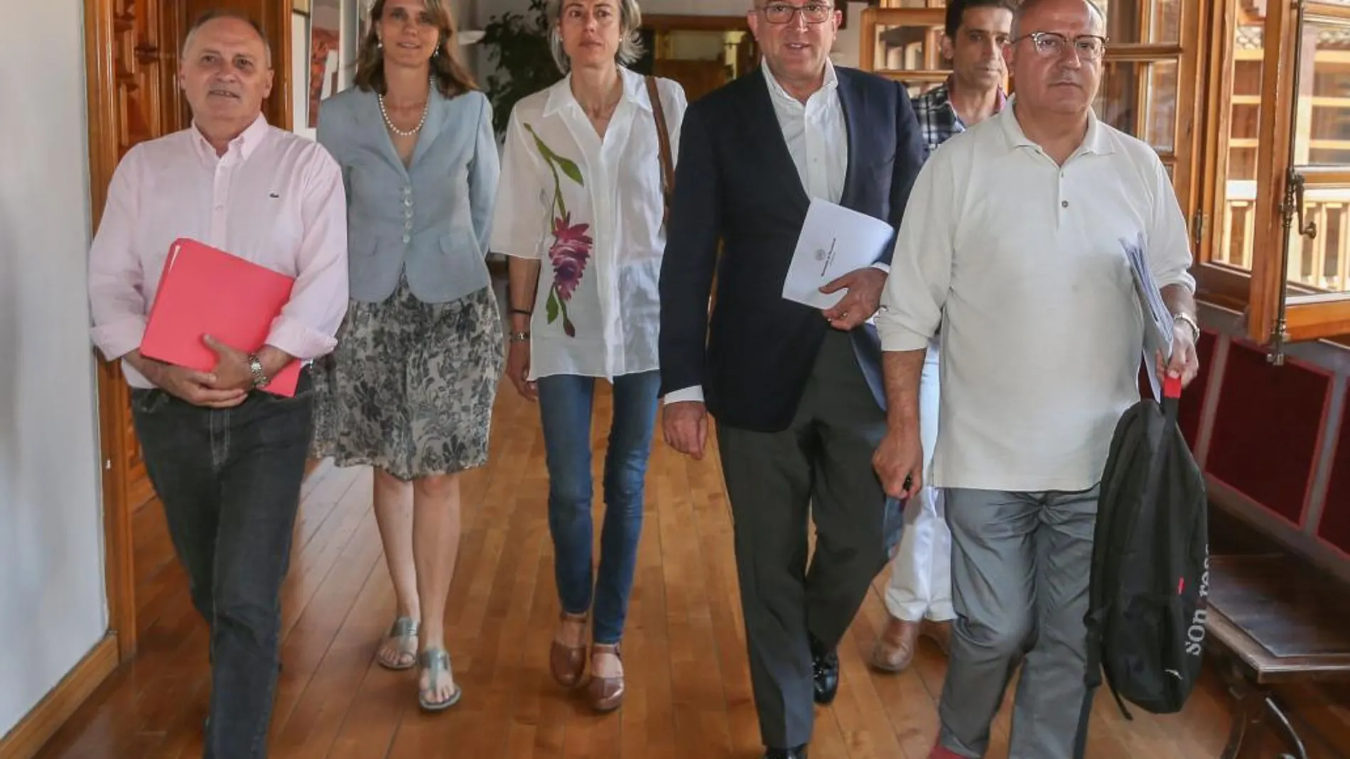 El presidente de la Diputación de Valladolid, Jesús Julio Carnero, llega a la firma del acuerdo junto a Nuria González y Faustino Temprano, de UGT; Gonzalo Franco y Vicente Andrés, de CCOO; y Ángela de Miguel, de la CVE