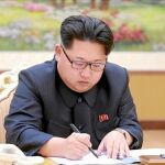 El dictador norcoreano, Kim Jong Un, firma un documento en el que ordena la prueba nuclear, ayer