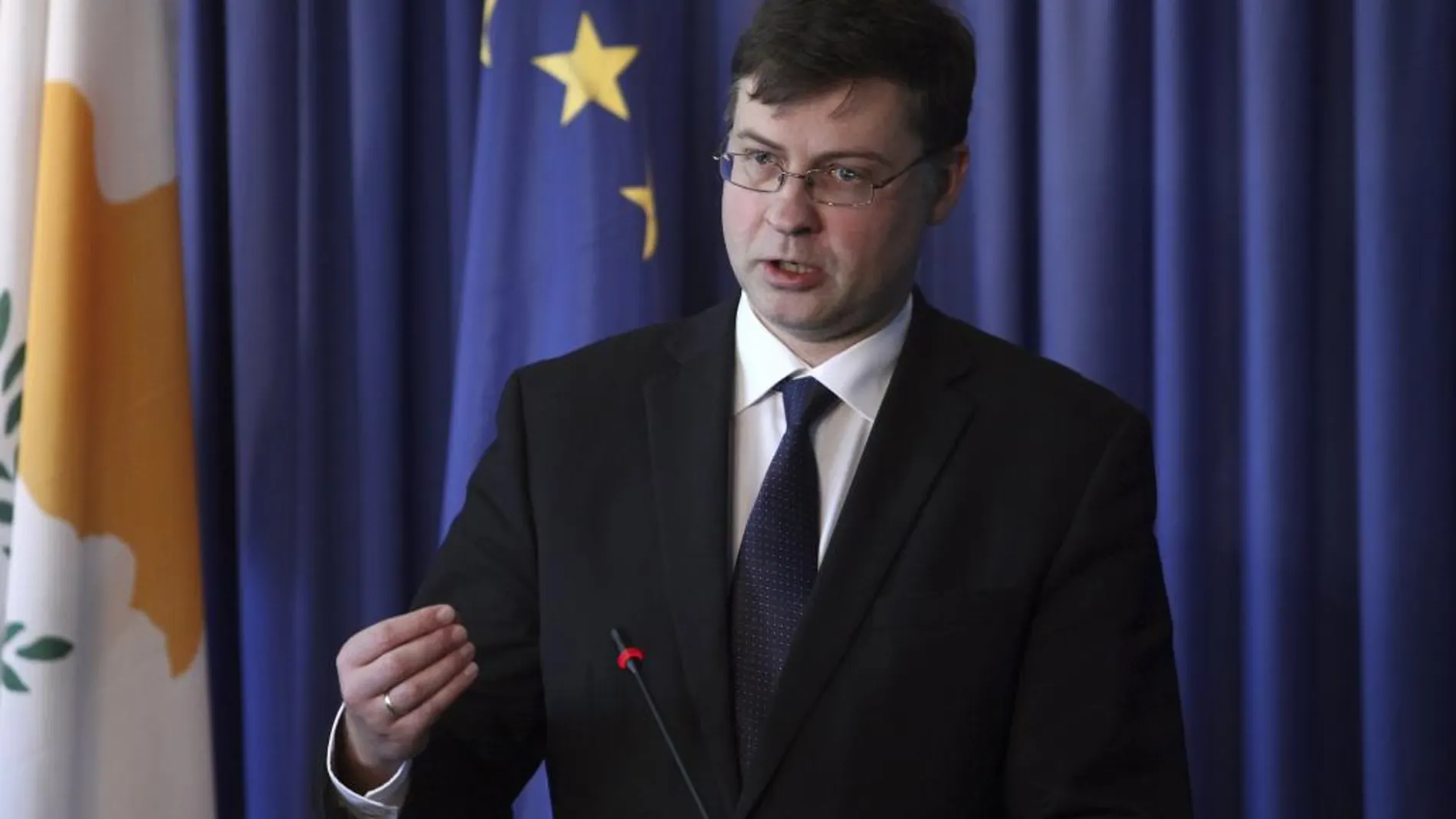 El vicepresidente de la Comisión Europea para el Euro y el Diálogo Social, Valdis Dombrovskis, presenta las decisiones del Ejecutivo comunitario
