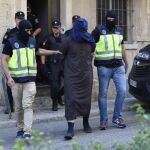 Efectivos de la Policía trasladan a un hombre detenido en la localidad de Inca (Mallorca), dentro de la operacióón anti yihadista desarrollada en la isla