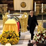 La canciller alemana, Angela Merkel, tras su discurso durante el funeral de estado por el excanciller Helmut Schmidt en la iglesia de St Michael en Hamburgo