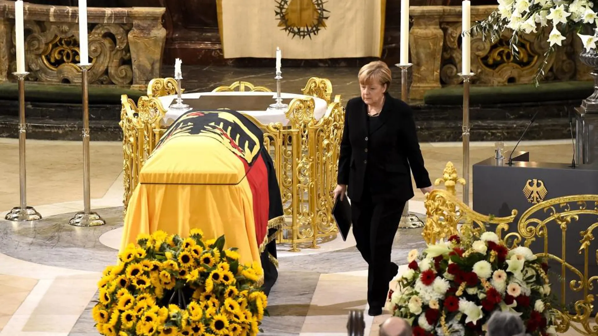 La canciller alemana, Angela Merkel, tras su discurso durante el funeral de estado por el excanciller Helmut Schmidt en la iglesia de St Michael en Hamburgo