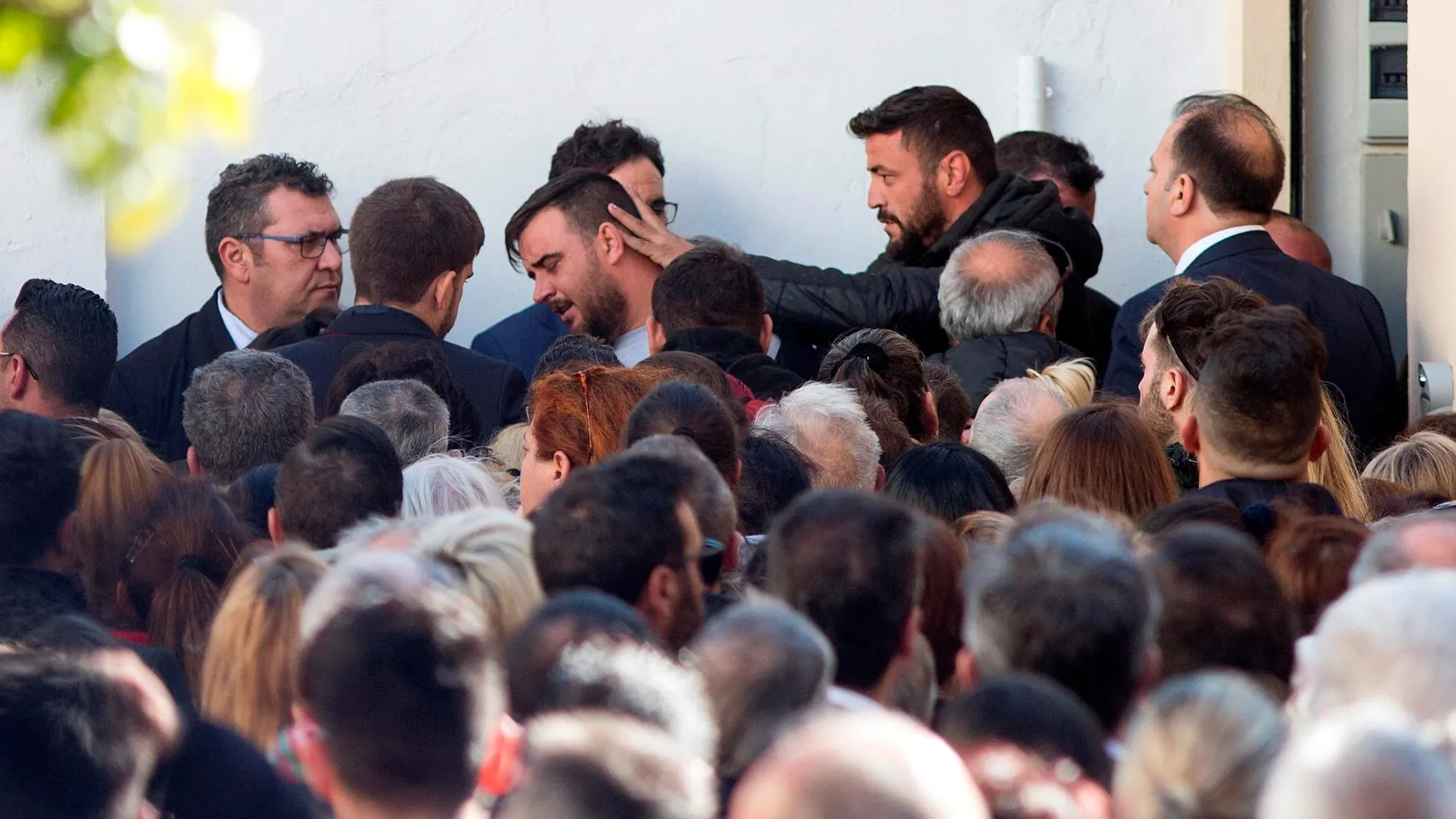 Cientos de personas acompañaron a los padres del pequeño Julen ayer en el tanatorio de El Palo (Málaga) / Efe