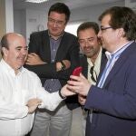 Óscar López y Gaspar Zarrías (izda.) y el secretario general del PSOE extremeño, Guillermo Fernández Vara (dcha.), ayer en Mérida