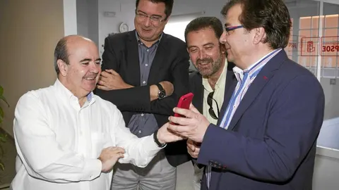 Óscar López y Gaspar Zarrías (izda.) y el secretario general del PSOE extremeño, Guillermo Fernández Vara (dcha.), ayer en Mérida