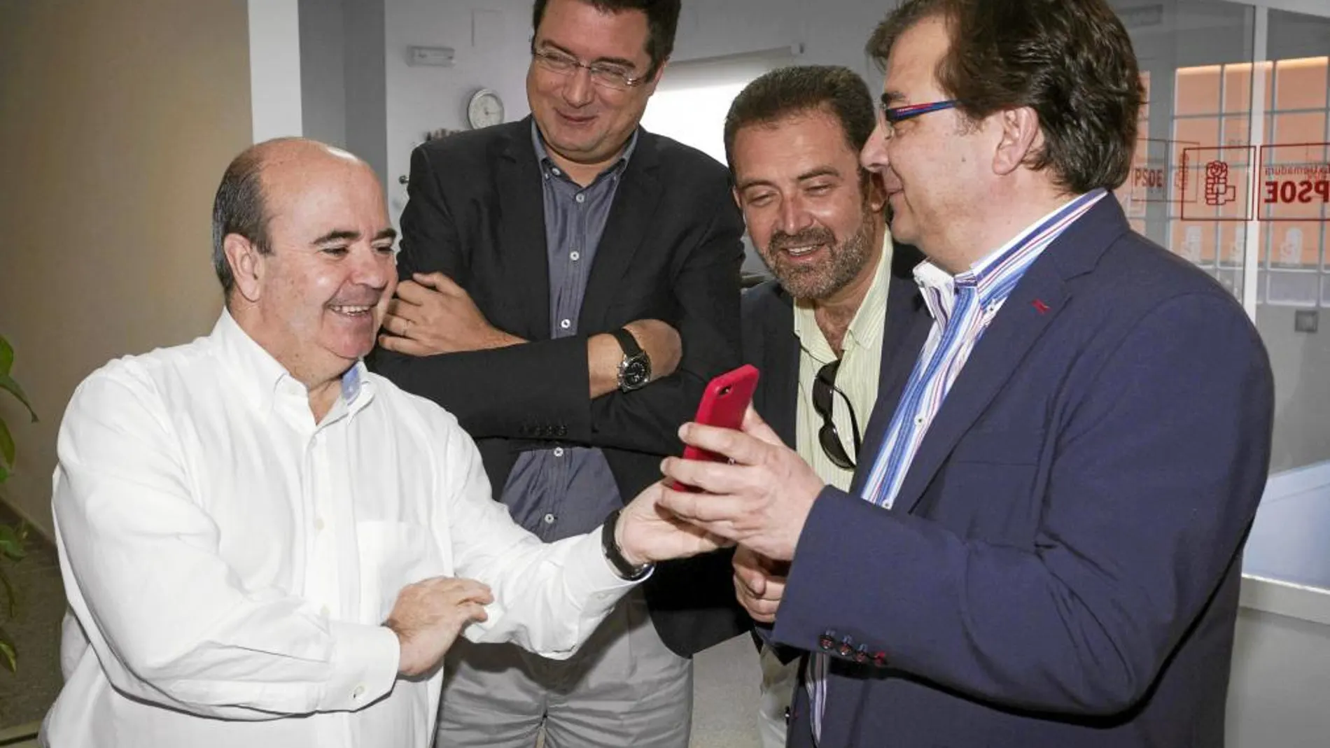 Óscar López y Gaspar Zarrías (izda.) y el secretario general del PSOE extremeño, Guillermo Fernández Vara (dcha.), ayer en Mérida
