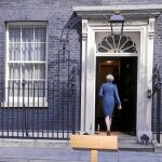 DEL «ABSOLUTELY NO» AL «YES». La «premier» británica, Theresa May, regresa a su residencia del número 10 de Downing Street tras convocar las elecciones para el 8 de junio