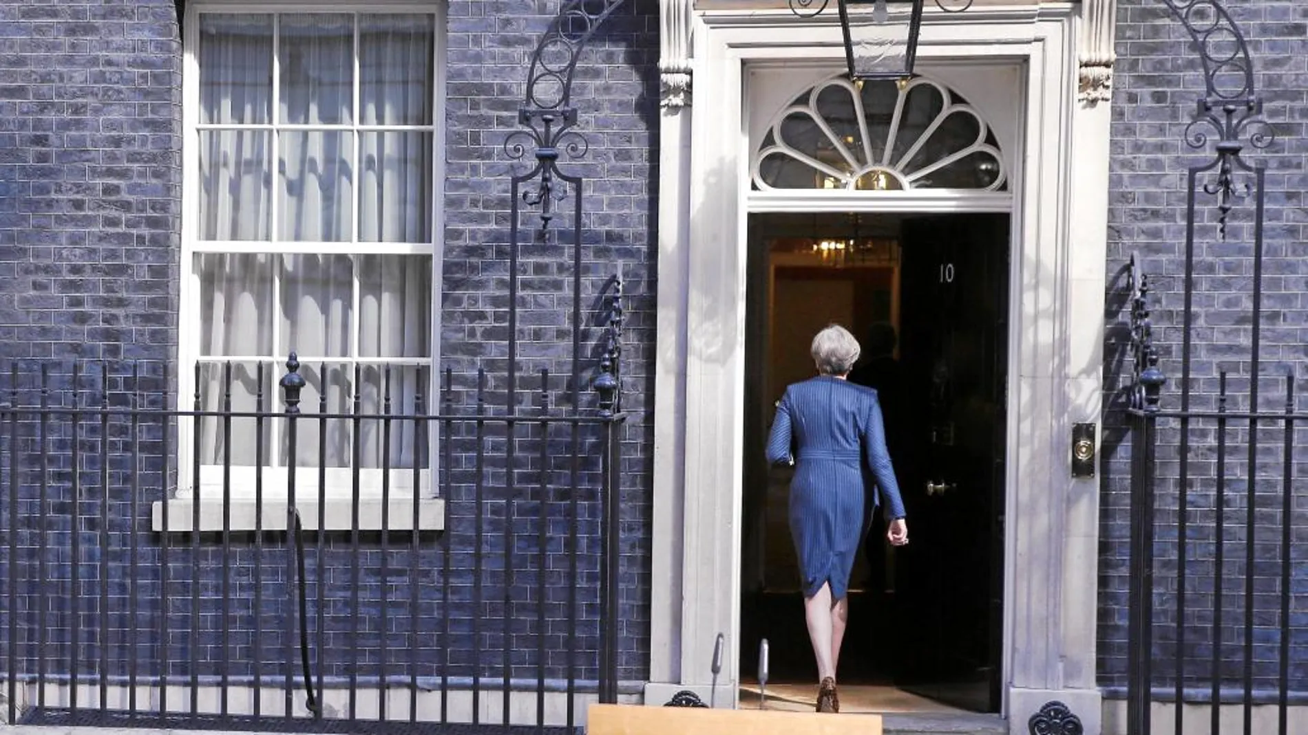 DEL «ABSOLUTELY NO» AL «YES». La «premier» británica, Theresa May, regresa a su residencia del número 10 de Downing Street tras convocar las elecciones para el 8 de junio