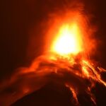 Visión general que muestra al volcán de Fuego eruptando.