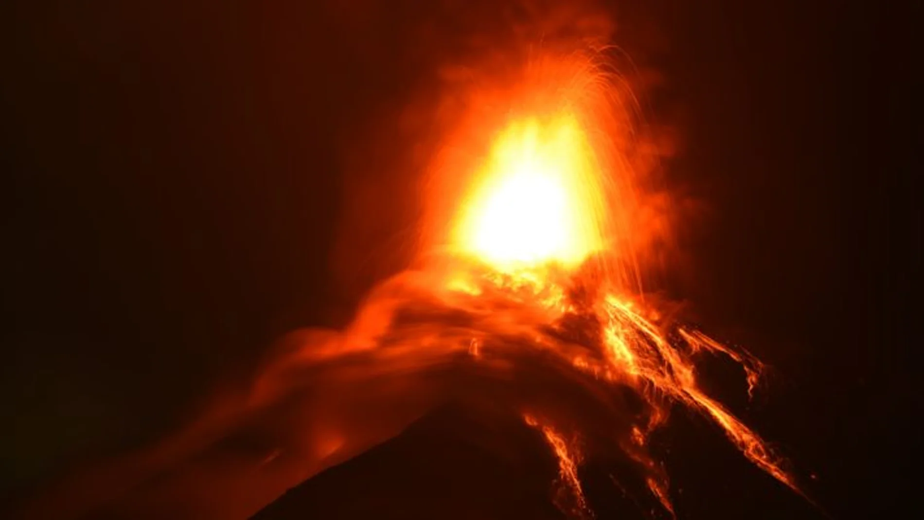 Visión general que muestra al volcán de Fuego eruptando.