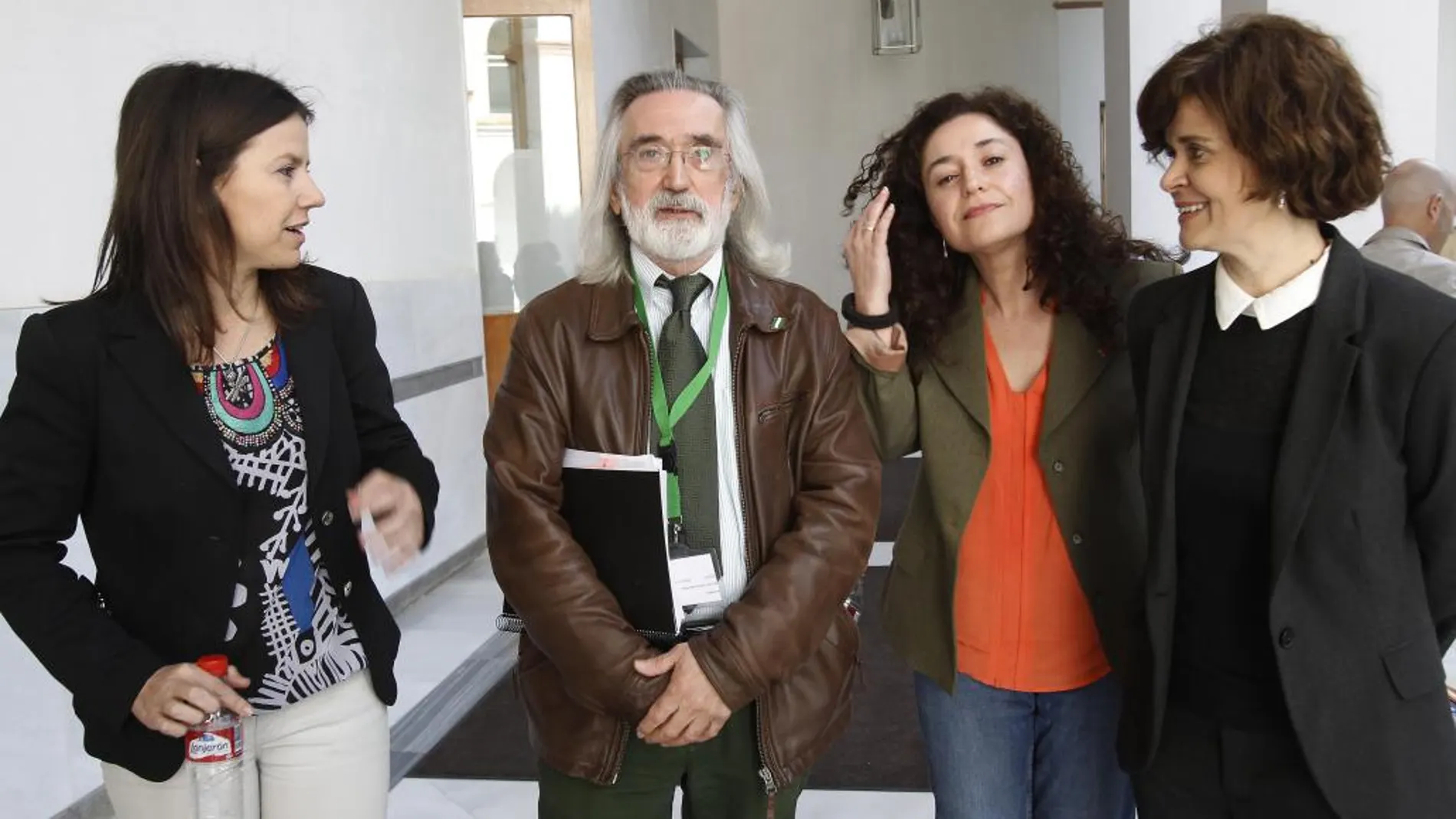 Antonio Guerrero, portavoz de la Plataforma de Atención Temprana, junto a representantes de PP, Podemos e IU en Andalucía
