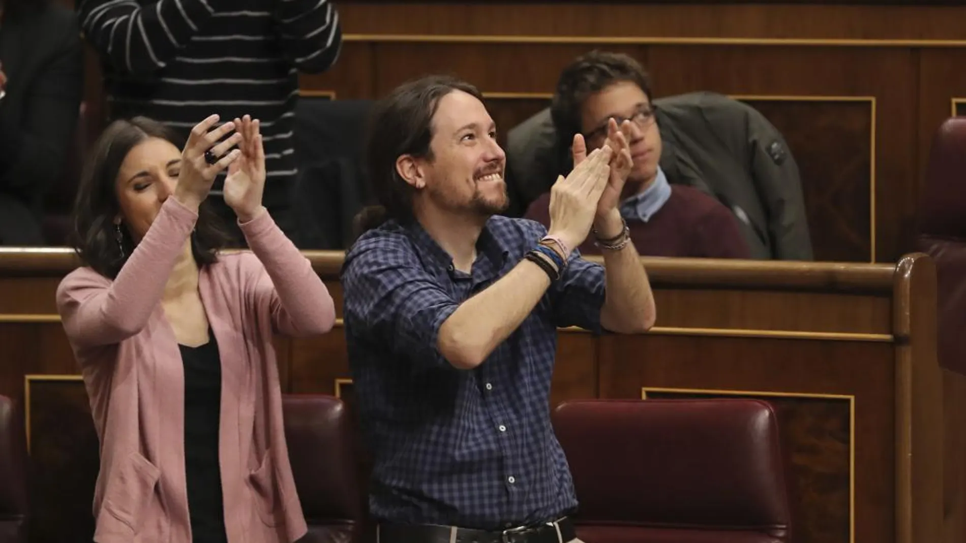 El líder de Podemos, Pablo Iglesias, y la portavoz del Grupo, Irene Montero, se dirigen al grupo de estibadores que se encontraban hoy en la tribuna de invitados del Congreso