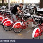 Barcelona cobrará 71 euros por cada bici y moto compartida que ocupe la calle