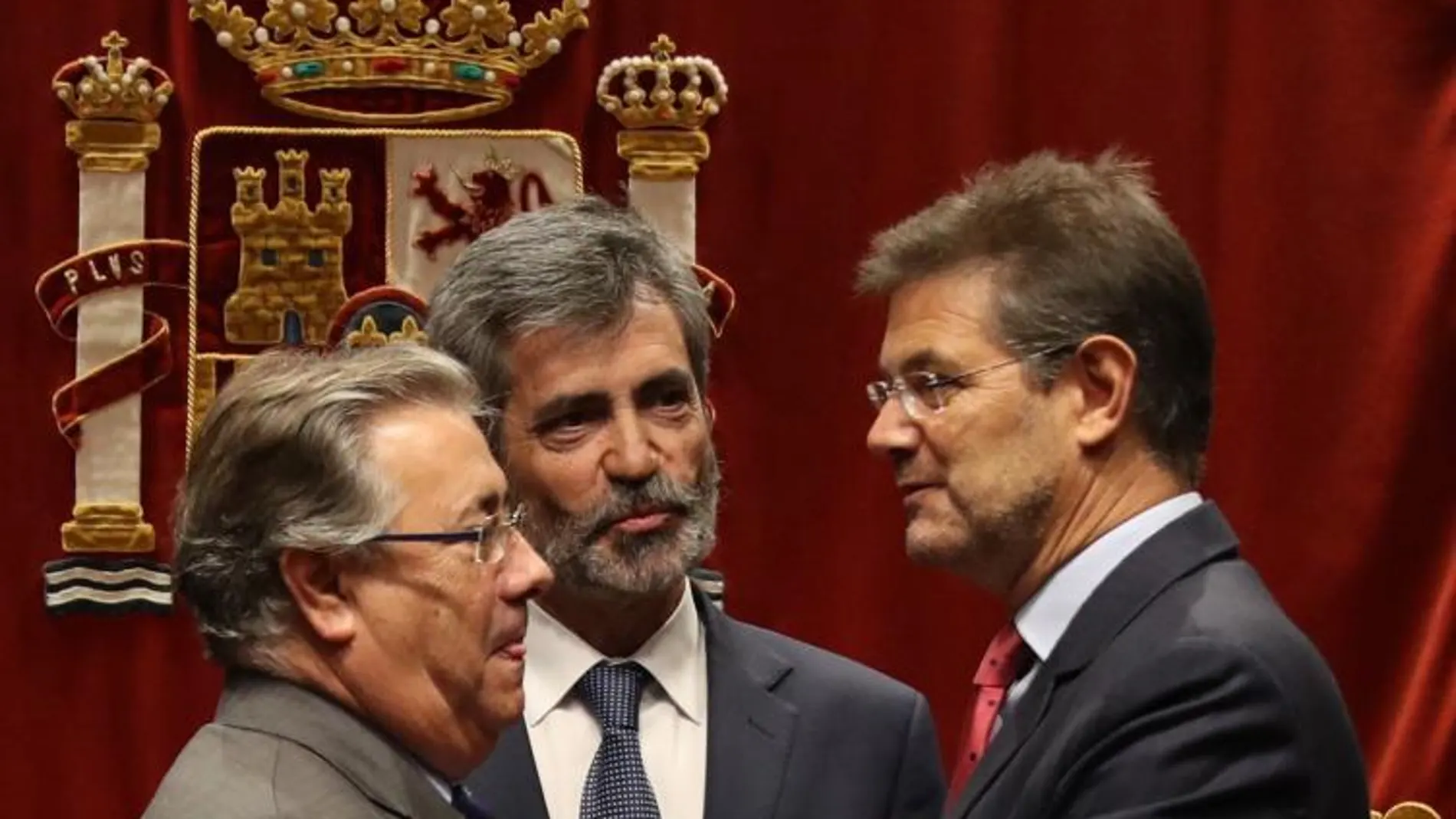Los ministros Zoido y Catalá, ayer, con el presidente del Supremo