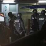 Policías bosnios aseguran la zona donde ayer fueron asesinados dos soldados