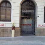 La fachada del PSC en Lérida amaneció con mensajes pintados en rojo como «Haremos el referéndum»